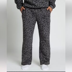 NWT Comfrt Minimalist Straight Leg Sweatpants in Leopard - XS